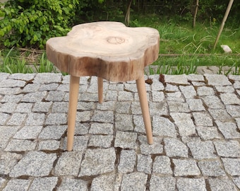 Ein Tisch aus einem natürlichen Stück Baumstamm