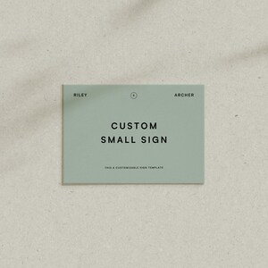 Puede incluir: Un letrero verde claro con el texto "CUSTOM SMALL SIGN" y las palabras "RILEY" y "ARCHER" en la parte superior. El letrero también incluye el texto "THIS IS A CUSTOMIZABLE SIGN TEMPLATE".