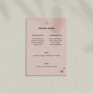 Puede incluir: Una tarjeta rosa con un menú de bebidas para una boda o un evento. El menú incluye opciones para spritz de cítricos, fizz de romero, cerveza y vino. El texto "The Drinks Menu" está en la parte superior de la tarjeta.