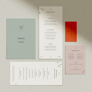 Op de afbeelding: Een huwelijksmenu met een eenvoudig ontwerp met een kleine bloemillustratie. Het menu bevat een dinermenu, een drankmenu en een tafelkaart. De tafelkaart is lichtgroen met de tekst "TABLE FIVE". Het dinermenu is wit met de tekst "DINNER MENU" en het drankmenu is roze met de tekst "DRINKS MENU".