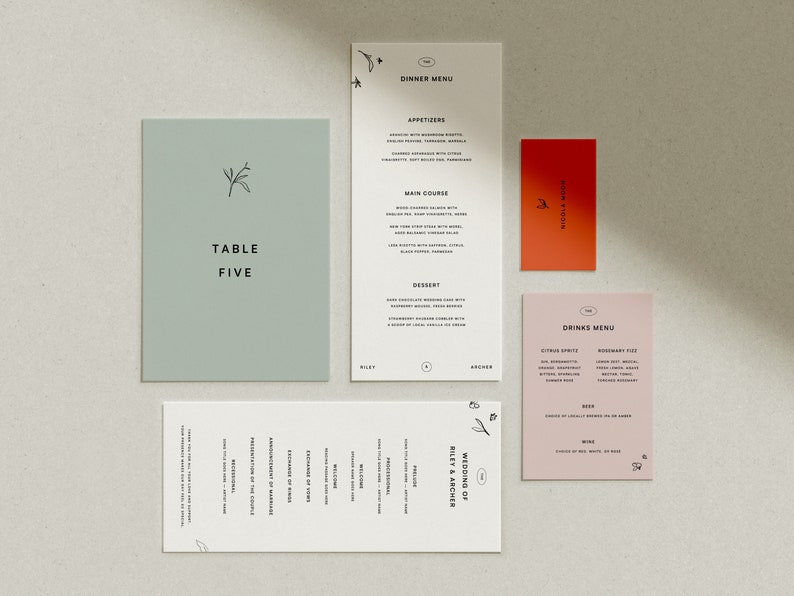 Op de afbeelding: Een huwelijksmenu met een eenvoudig ontwerp met een kleine bloemillustratie. Het menu bevat een dinermenu, een drankmenu en een tafelkaart. De tafelkaart is lichtgroen met de tekst "TABLE FIVE". Het dinermenu is wit met de tekst "DINNER MENU" en het drankmenu is roze met de tekst "DRINKS MENU".