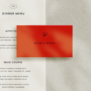 Puede incluir: Un menú rojo con el texto "THE DINNER MENU" en la parte superior. El menú enumera aperitivos y platos principales. El texto "NICOLA MOON" está en un cuadro rojo con un pequeño diseño de hoja.