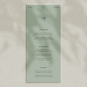 Puede incluir: Una tarjeta de menú de boda verde con los nombres Riley y Archer en la parte superior. El menú incluye aperitivos, plato principal y opciones de postre. La tarjeta presenta un simple dibujo de línea de una palmera.