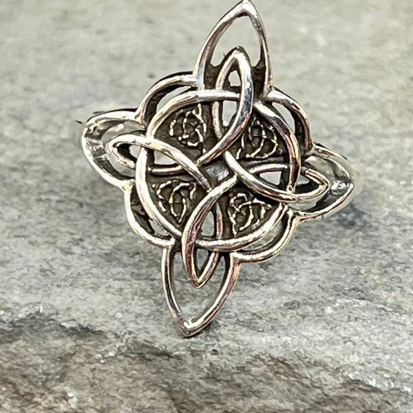 Ring aus oxidiertem Sterlingsilber mit Hexenknoten