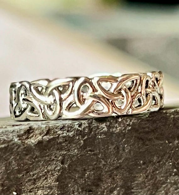 JewelryWe Sieraden herenring, Ierse driehoekige knoop Trinity Keltische knoop zegelring roestvrij staal emaille ringen, zwart zilver/goud, Roestvrij staal