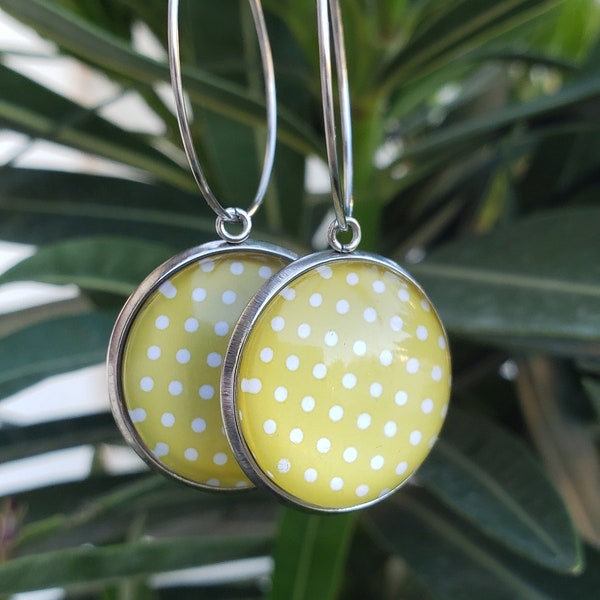 Boucles d'oreilles créoles cabochon jaunes à pois blancs et argentées