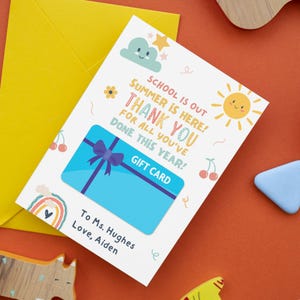 Modèle de porte-cartes cadeau modifiable pour les enseignants, étiquette imprimable de fin d'année, porte-cartes cadeau Summer is Out pour le corps professoral/le personnel de l'école