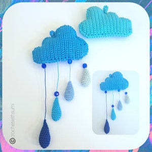 Puede incluir: Una nube azul tejida a crochet con gotas de lluvia tejidas a crochet azules y grises que cuelgan de ella. La nube está decorada con cuentas azules.