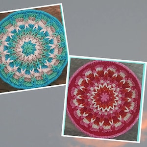 Könnte beinhalten: Zwei gehäkelte Mandala-Designs, eines in Blautönen, Grün und Weiß, das andere in Rosatönen, Rot und Weiß.
