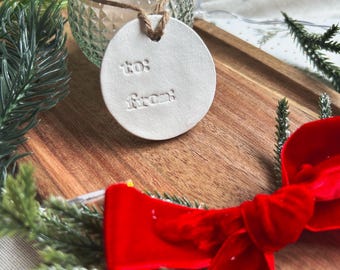 Etiqueta de regalo navideña hecha a mano en arcilla, adorno navideño familiar