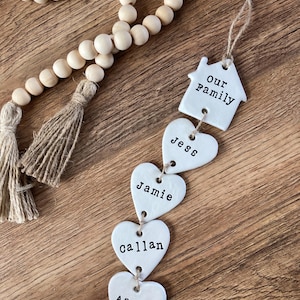 Adorno colgante de arcilla personalizado con el nombre "Nuestra Familia", regalo de árbol genealógico para un nuevo hogar.