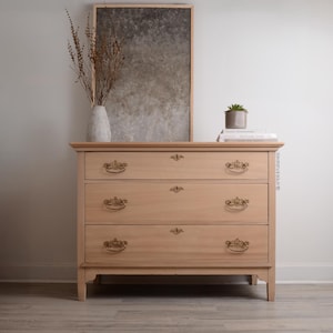 VENDU | Commode pour chambre de bébé vintage rénovée en bois massif - Table à langer 3 tiroirs en érable