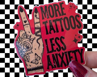 Más tatuajes, menos ansiedad (pegatina), tatuaje vanguardista, estética emo, gótica y punk, humor sobre salud mental, estilo de tatuaje, calcomanía alternativa, amor por los tatuajes