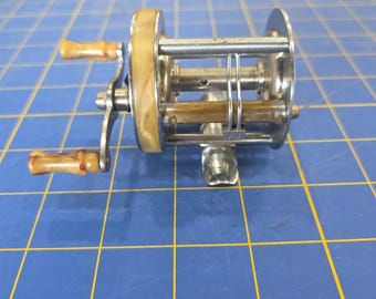 R71 VTG Shakespeare 1958 Triumph Bait Casting Fishing Reel