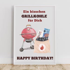 Puede incluir: Una parrilla roja y negra con una bolsa de carbón y un billete de 50 euros. El texto en la tarjeta dice "Ein bisschen Grillkohle für Dich" y "Happy Birthday!"