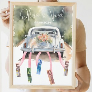 Puede incluir: Una pintura de acuarela de un coche vintage blanco con cintas rosas que cuelgan detrás. El coche tiene un letrero de "Just Married" en la parte trasera. La pintura está titulada "Olivia & Noah 24.08.2024".