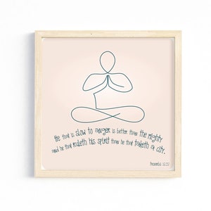 Puede incluir: Un diseño de arte de pared imprimible con un dibujo de línea minimalista de una persona en una postura de yoga. La cita "He that is slow to anger is better than the mighty, and he that ruleth his spirit than he that taketh a city." está impresa debajo de la imagen, con la fuente "Proverbs 16:32" en la parte inferior.
