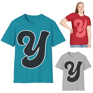 Camiseta Softstyle Unissex Inicial Y, Camiseta de Cor Vibrante, Camiseta com Letras em Negrito, Camiseta Personalizada, Camiseta Inicial Personalizada, Camiseta Gráfica Brilhante