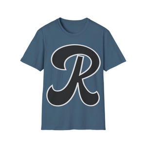 Camiseta unissex Softstyle com estilo dinâmico e 'R' gigante, camiseta inicial personalizada, camiseta com nome personalizado, blusa com monograma, camiseta com letras gráficas