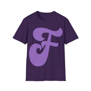 Puede incluir: Camiseta morada con una gran letra "F" morada estilizada en la parte delantera.