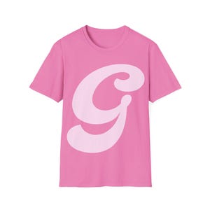 Camiseta Softstyle Unissex com Inicial 'G', Camiseta Monograma Personalizada, Camiseta com Letras Personalizadas, Presente Estiloso, Top com Design Gráfico