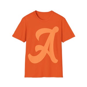 Camiseta unisex de estilo suave con inicial "A" personalizada, camiseta con la letra del nombre, camiseta con monograma personalizada, regalo para él o para ella, camiseta clásica con el alfabeto