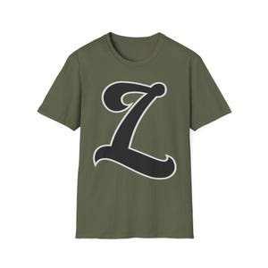 Camiseta unisex de estilo suave con inicial L personalizada, regalo, camiseta con monograma personalizada, camiseta personalizada con letras grandes, ropa personalizada con iniciales, nombre