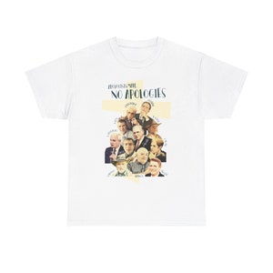 Op de afbeelding: Wit T-shirt met een grafische print van een collage van mannengezichten met de tekst "Apologies Make No Apologies" boven de collage.