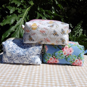 Pochettes matelassées | Sac à cosmétiques ou de voyage matelassé fait main | Pochette zippée doublée | Pochette carrée faite main | Fabriqué sur commande | Choisissez votre tissu !