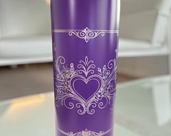 Vaso delgado de acero inoxidable morado de 590 ml con diseño de corazones grabados con láser - incluye pajita metálica