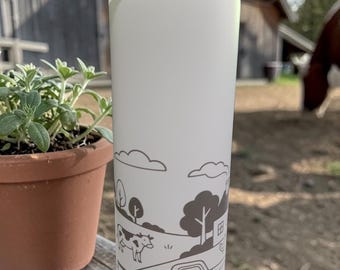 Vaso delgado de acero inoxidable blanco de 590 ml con diseño de granja grabado con láser - incluye pajita metálica