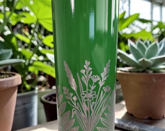 Vaso delgado de acero inoxidable verde de 590 ml con diseño de follaje grabado con láser - incluye pajita metálica