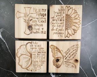 Juego de 4 posavasos cuadrados de madera con motivos cristianos, grabados con láser con versículos bíblicos.