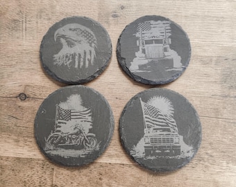 Juego de 4 posavasos de pizarra natural con diseño circular patriótico grabado con láser.