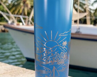 Vaso delgado de acero inoxidable azul claro de 590 ml con diseño de isla grabado con láser - incluye pajita metálica