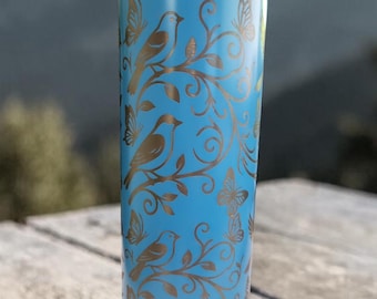 Vaso delgado de acero inoxidable azul claro de 590 ml con diseño de pájaros y mariposas grabado con láser - incluye pajita metálica
