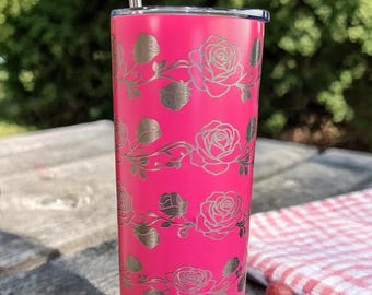 Vaso delgado rosa de acero inoxidable de 590 ml con rosas grabadas con láser - incluye pajita metálica