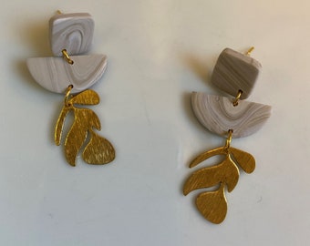 Boucles d’oreilles pendantes en argile polymère tourbillonnantes blanches / moyennes et dorées avec feuille de laiton.