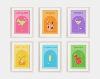 Puede incluir: Seis láminas enmarcadas con ilustraciones coloridas de cócteles: Margarita, Sangría, Martini, Mint Julep, Champaña y Mojito. Cada lámina tiene un color de fondo único y el nombre del cóctel en la parte superior.