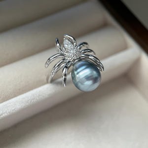 光沢のある天然色の花びらパールリング。花びら形のバロックパールオープンバンドリング。