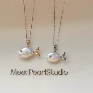 魚をモチーフにした淡水パールのネックレス。光沢のあるゴールドフィルドパールのネックレス。