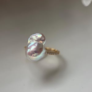 Mini anillos de perla barroca Fireball. Anillos abiertos de perla barroca de brillo intenso. Anillos de perla ajustables.