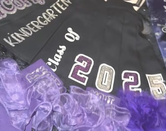 Benutzerdefinierte Abschluss-Outfit-Set, personalisierte Klasse von 2026 Shirt, Abschluss-Shirt mit Accessoires, graduierten Outfit, Abschlussgeschenk für Abschlussfeiern