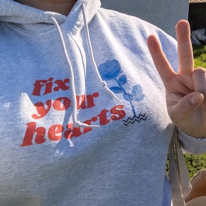 Fix Your Hearts パーカー、トランスジェンダー権利パーカー、ユニセックスフード付きジャンパー、ツインピークスパーカー、ブルーローズ、