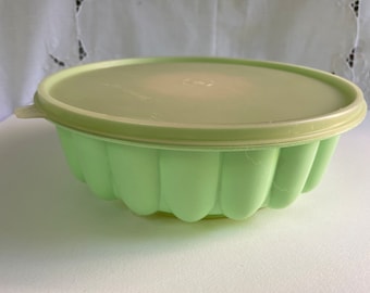 Vintage Tupperware pistachio jello mold with lid