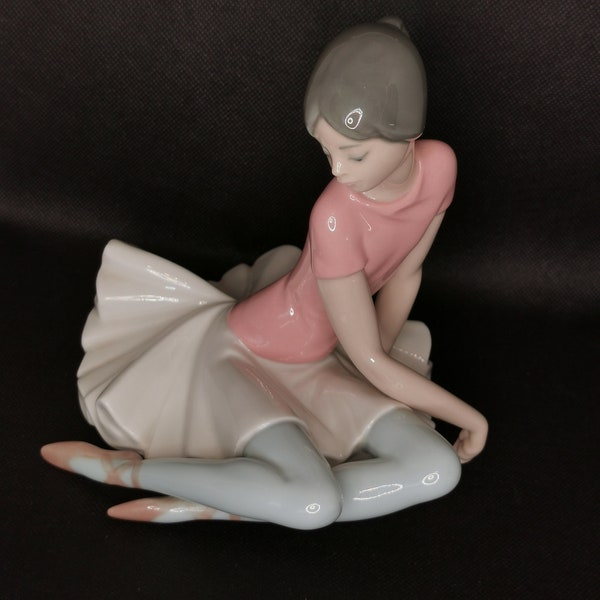 Vintage 1978 Lladro Sitting Ballerina Shelly #1357 by Juan Huerta Handcrafted Hand Painted Decorative Collectible Ballerina Figurine