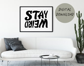 Bleiben seltsam druckbare Kunst | 90er Jahre Deko, modernes Retro Poster, originelles Typografie Schild, Bad Dekor, Schwarzweiß Poster