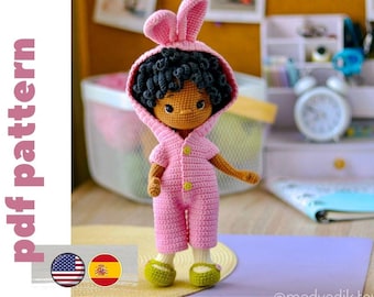 Häkelanleitung in engl./sp. süße gehäkelte Puppe in Hasenoverall. gehäkelte Osteranleitung. gehäkelte Puppe im Osteroutfit. Puppe Adeline