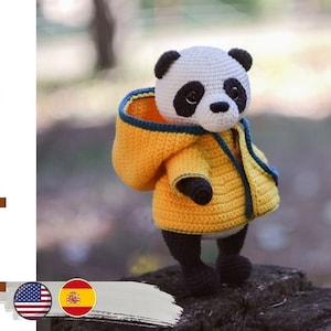 motif panda au crochet. Motif panda amigurumi. Adorable motif amigurumi ours. Adorable panda en imperméable. Motif animaux au crochet. anglais, espagnol