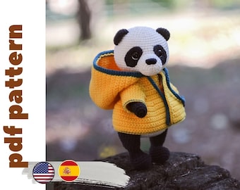 Gehäkelte Panda-Anleitung. Amigurumi Panda Schnittmuster. mit süßen Bären und Amigurumi Motiv. süßer Panda im Regenmantel. Gehäkelte Tiere mit Anleitung. eng, spanisch